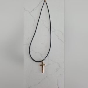 Classic Cross Necklace – Minimalist Aesthetic